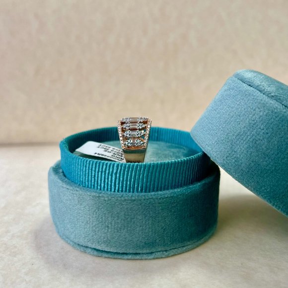 Baugette & Round Glamour Diamond Ring - Picture 4 of 7